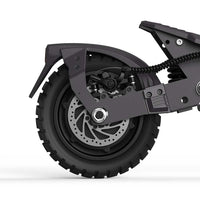 Close-up of rear wheel and suspension system of Ausom L1 Trottinette électrique electric scooter with tubeless rubber tire and disc brake