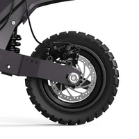 Close-up of rear 10"x2.75" tubeless rubber tire with disc brake on Ausom L1 electric scooter trottinette électrique.