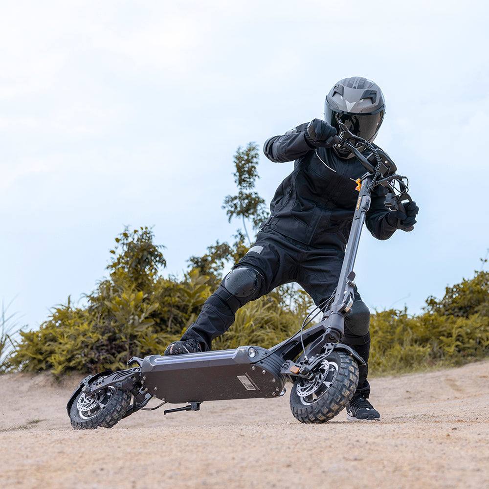 Person riding Ausom SR1 Trottinette électrique electric scooter on off-road terrain wearing protective gear