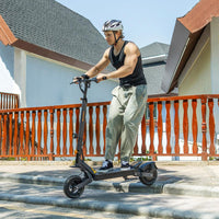 Man riding Ausom L1 Trottinette électrique electric scooter outdoors with helmet